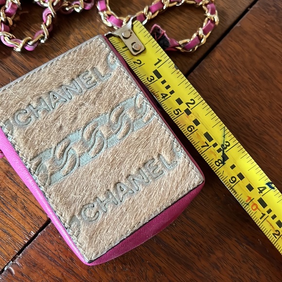 Chanel.      Chanel box too.  Gold hardware. Mini. Crosdbody   Earbud.  Damage. - Picture 5 of 7